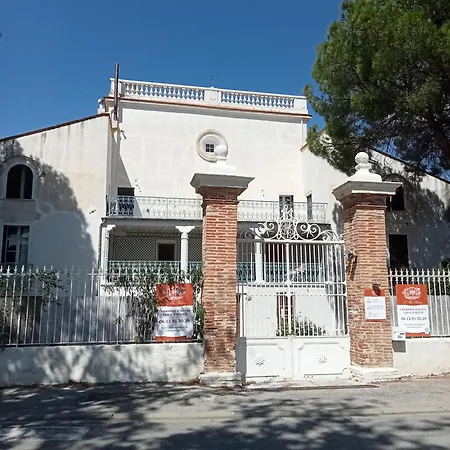 לינה וארוחת בוקר Palegry D'hotes 3*